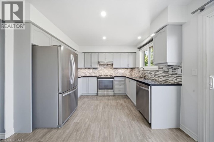 Photo 7 at 114 Donegal Drive, Donegal / Mcguiness, Brantford
