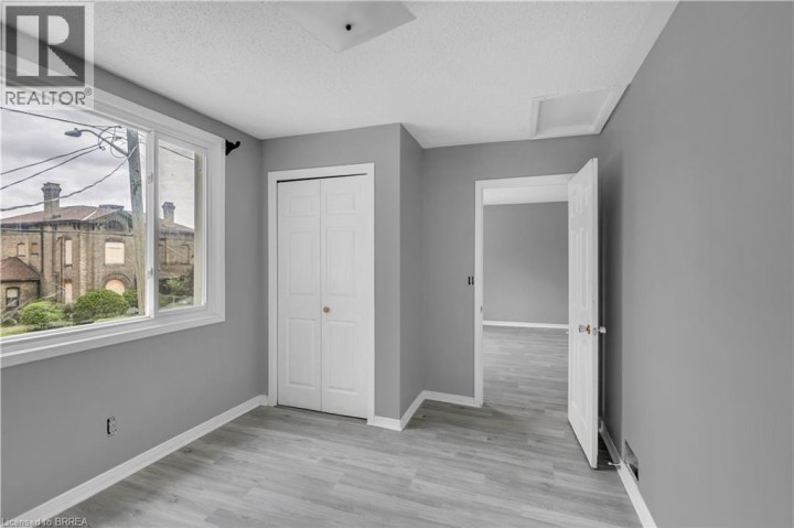 Photo 21 at 8 Victoria Street, Victoria / Arthur, Brantford