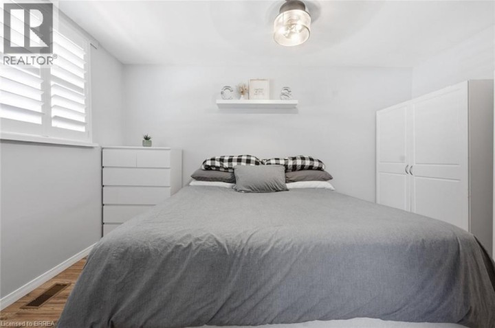 Photo 11 at 141 East Avenue, Victoria / Arthur, Brantford