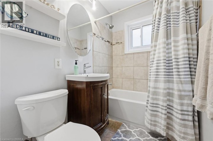 Photo 13 at 141 East Avenue, Victoria / Arthur, Brantford