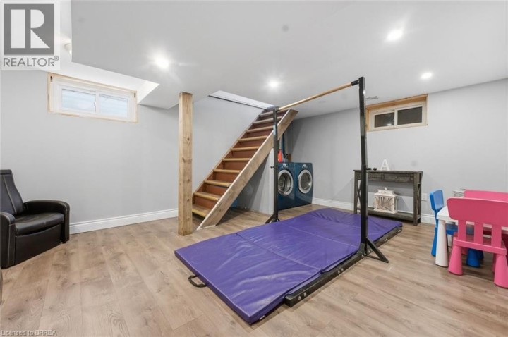 Photo 16 at 141 East Avenue, Victoria / Arthur, Brantford