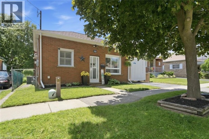Photo 2 at 141 East Avenue, Victoria / Arthur, Brantford
