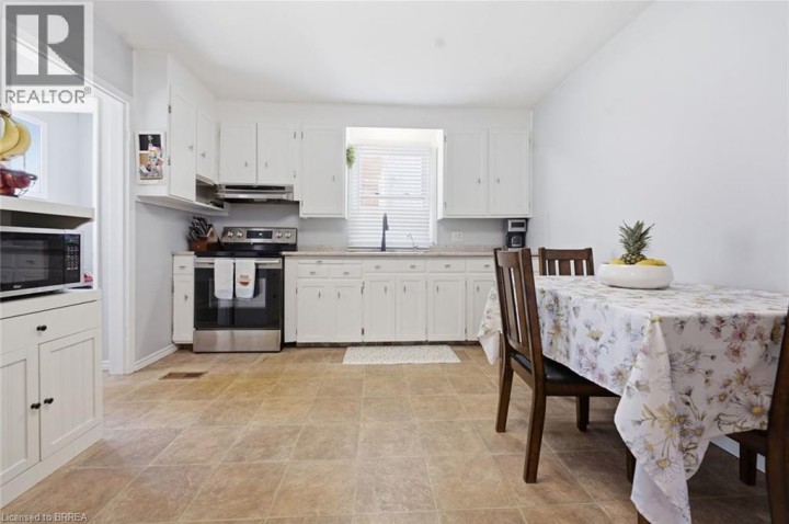 Photo 7 at 141 East Avenue, Victoria / Arthur, Brantford