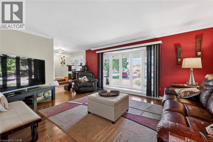 Photo 3 at 12 Jubilee Place, Woodstock - North, Woodstock