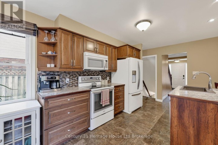 Photo 3 at 27 Sioux Crescent, Woodstock - North, Woodstock