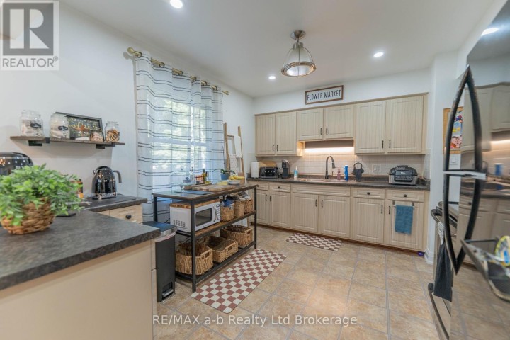 Photo 13 at 6 Camdon Court, Tillsonburg