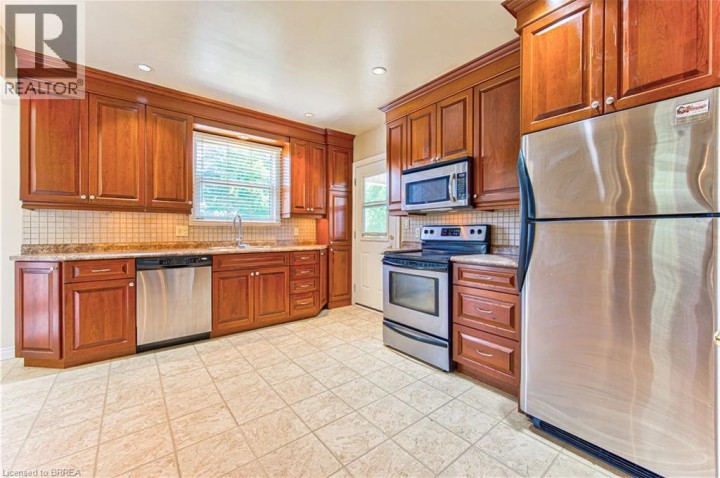 Photo 13 at 11 Hamilton Avenue, Echo Place, Brantford