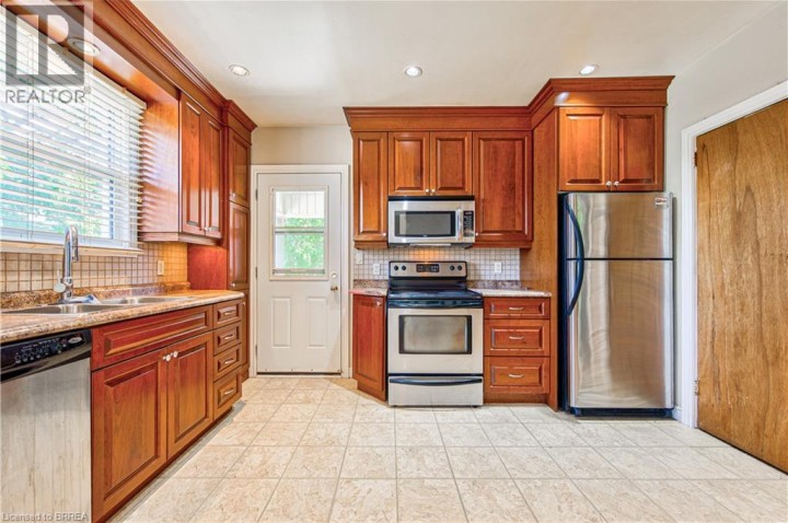 Photo 14 at 11 Hamilton Avenue, Echo Place, Brantford