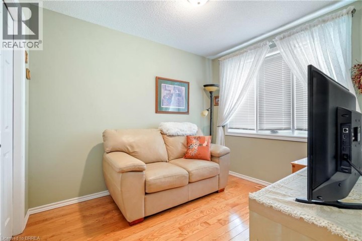 Photo 6 at 11 - 1 Buchanan Crescent, Lynden Hills, Brantford