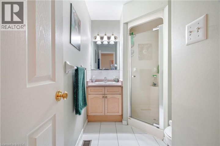 Photo 9 at 11 - 1 Buchanan Crescent, Lynden Hills, Brantford