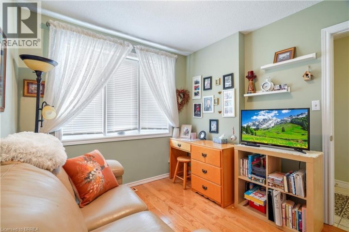 Photo 7 at 11 - 1 Buchanan Crescent, Lynden Hills, Brantford