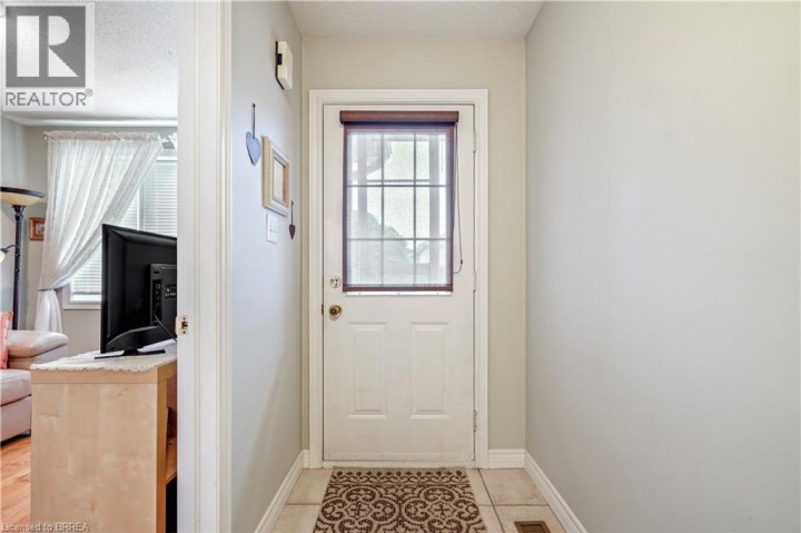 Photo 5 at 11 - 1 Buchanan Crescent, Lynden Hills, Brantford