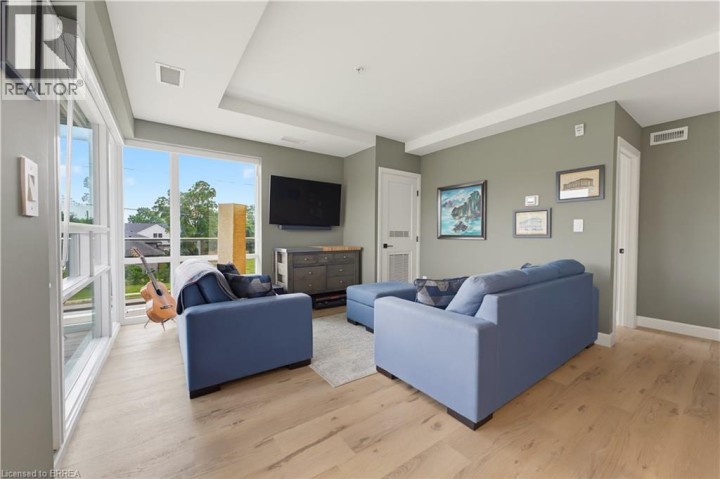 Photo 6 at 211 - 34 Norman Street, Fairview / Greenbrier, Brantford
