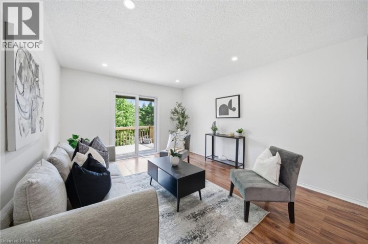 Photo 10 at 10 - 1 Buchanan Crescent, Lynden Hills, Brantford