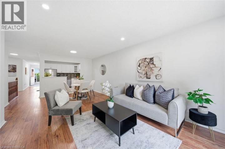 Photo 11 at 10 - 1 Buchanan Crescent, Lynden Hills, Brantford