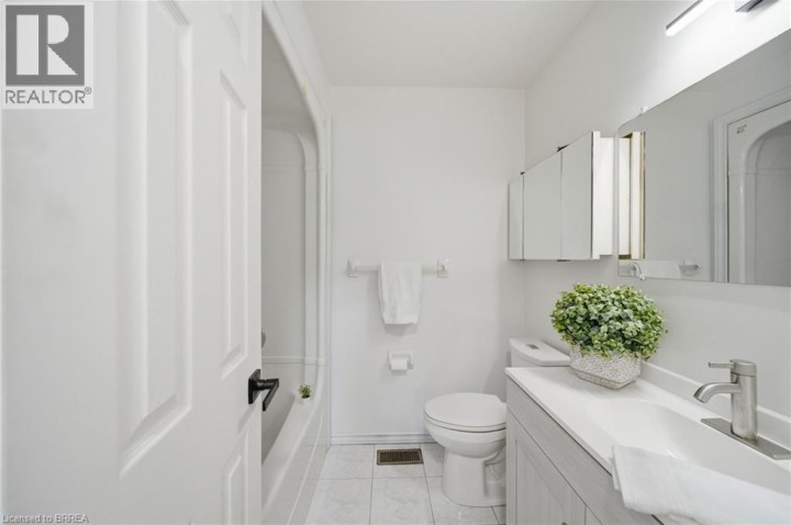 Photo 14 at 10 - 1 Buchanan Crescent, Lynden Hills, Brantford