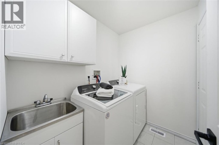 Photo 17 at 10 - 1 Buchanan Crescent, Lynden Hills, Brantford
