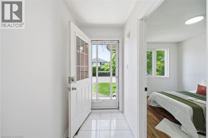 Photo 3 at 10 - 1 Buchanan Crescent, Lynden Hills, Brantford