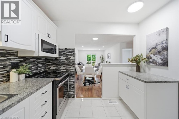 Photo 6 at 10 - 1 Buchanan Crescent, Lynden Hills, Brantford