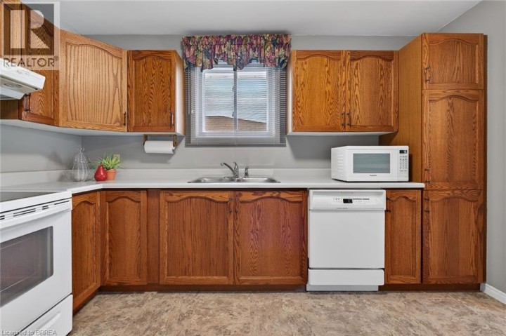 Photo 6 at 104 Viscount Road, Brantwood Park, Brantford