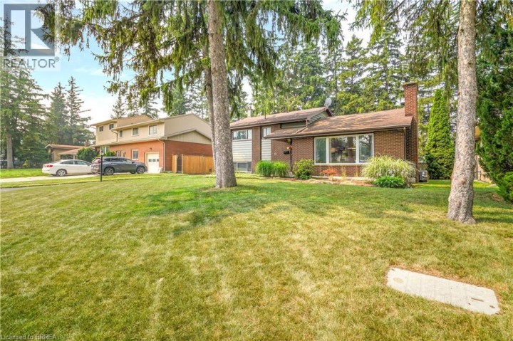 Photo 3 at 10 Brier Crescent, Rosedale / Gable Height, Brantford