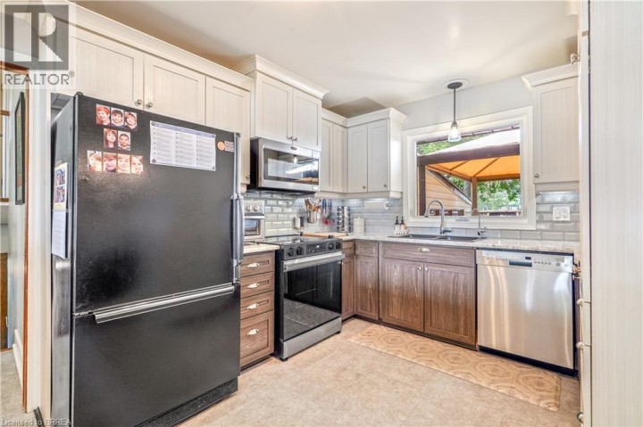 Photo 12 at 10 Brier Crescent, Rosedale / Gable Height, Brantford
