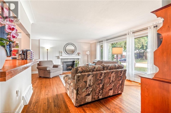 Photo 7 at 10 Brier Crescent, Rosedale / Gable Height, Brantford