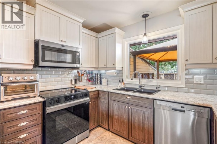 Photo 14 at 10 Brier Crescent, Rosedale / Gable Height, Brantford