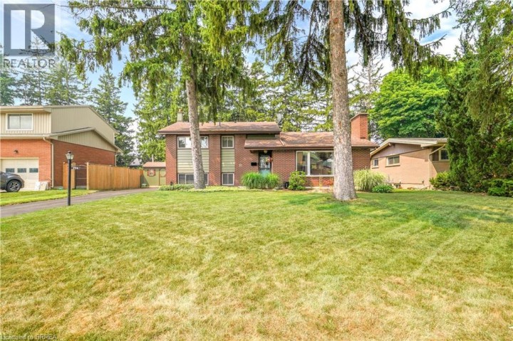 Photo 2 at 10 Brier Crescent, Rosedale / Gable Height, Brantford