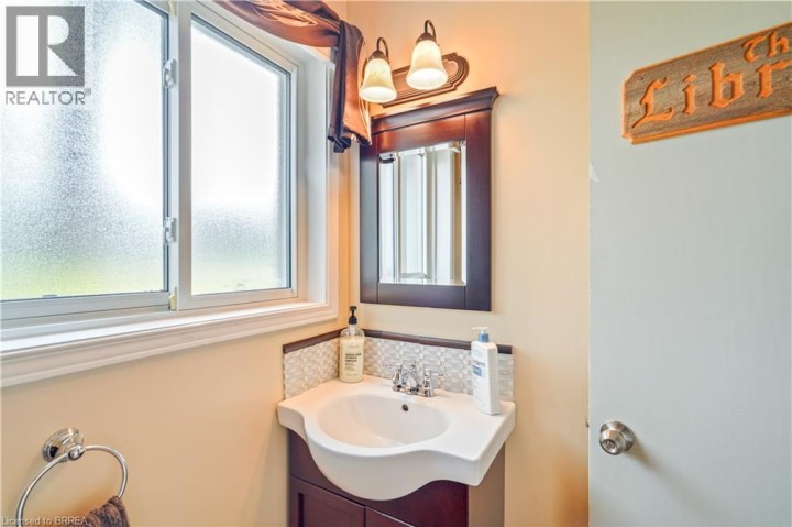 Photo 28 at 10 Brier Crescent, Rosedale / Gable Height, Brantford