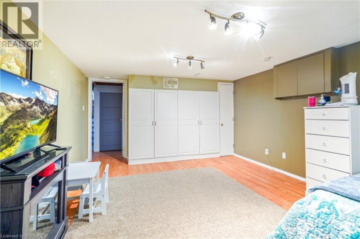 Photo 32 at 10 Brier Crescent, Rosedale / Gable Height, Brantford