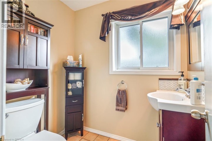 Photo 27 at 10 Brier Crescent, Rosedale / Gable Height, Brantford