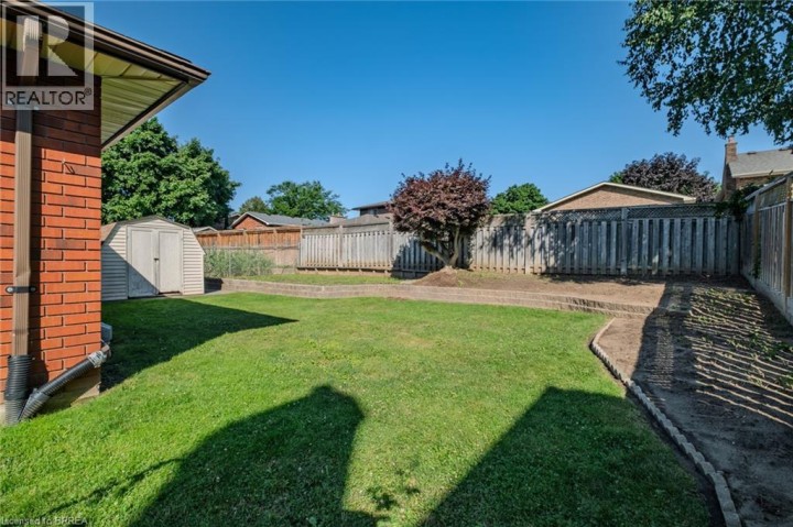 Photo 11 at 41 Royal Oak Drive, Rosedale / Gable Height, Brantford