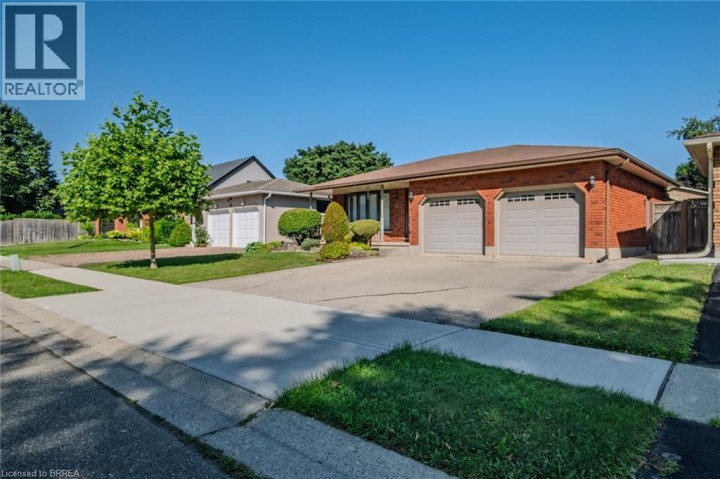 Photo 2 at 41 Royal Oak Drive, Rosedale / Gable Height, Brantford