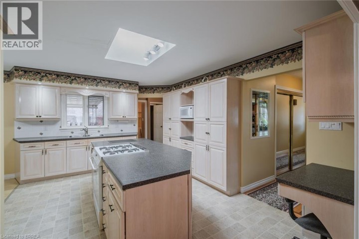 Photo 20 at 41 Royal Oak Drive, Rosedale / Gable Height, Brantford
