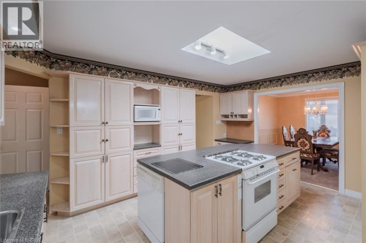 Photo 22 at 41 Royal Oak Drive, Rosedale / Gable Height, Brantford