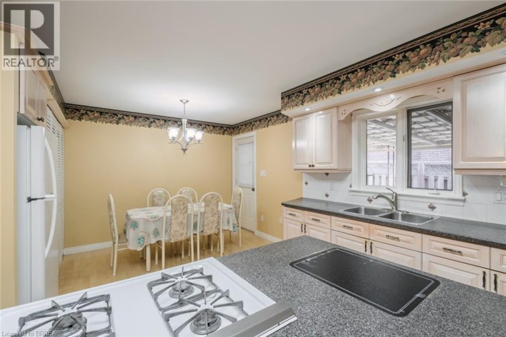 Photo 24 at 41 Royal Oak Drive, Rosedale / Gable Height, Brantford