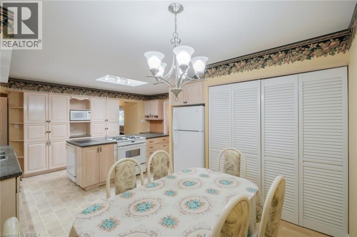Photo 25 at 41 Royal Oak Drive, Rosedale / Gable Height, Brantford