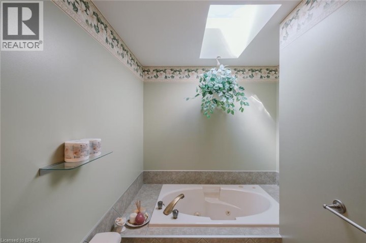 Photo 29 at 41 Royal Oak Drive, Rosedale / Gable Height, Brantford