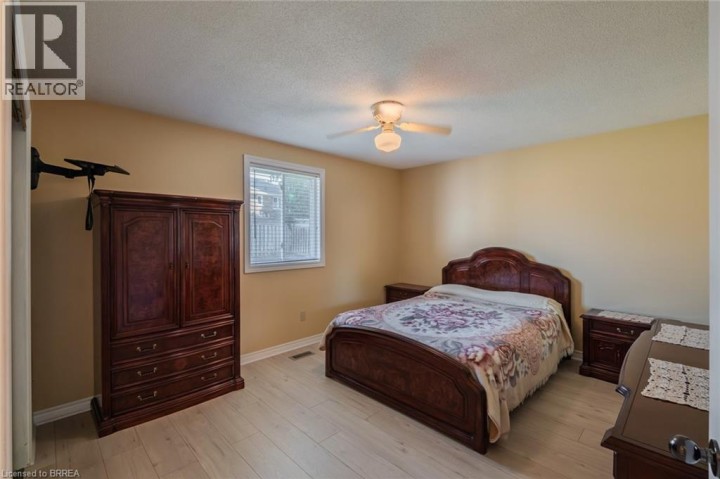 Photo 32 at 41 Royal Oak Drive, Rosedale / Gable Height, Brantford