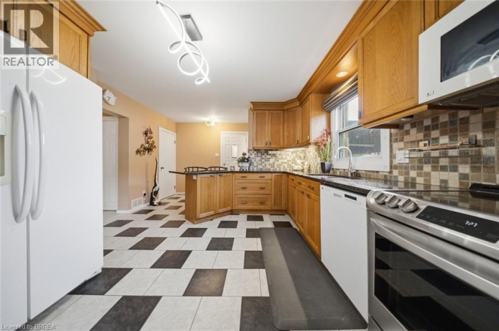 Photo 7 at 106 Memorial Drive, Fairview / Greenbrier, Brantford