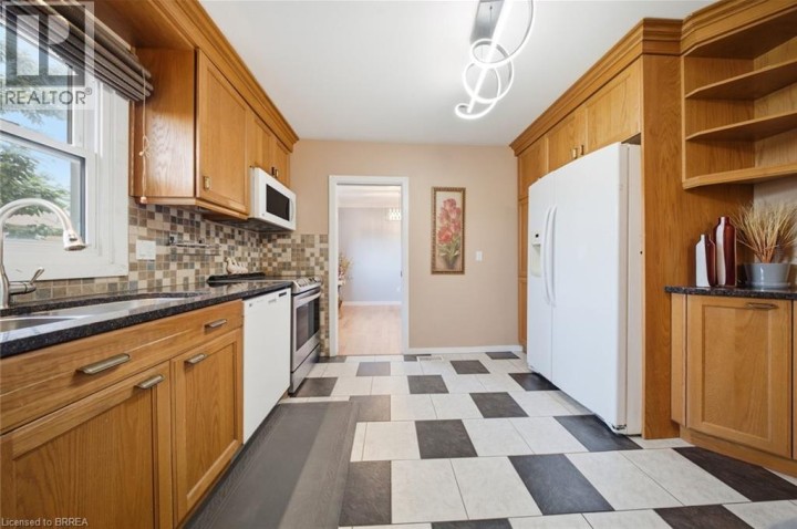 Photo 9 at 106 Memorial Drive, Fairview / Greenbrier, Brantford
