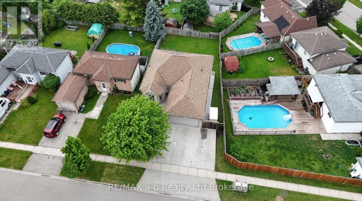 Photo 3 at 54 Pebble Beach Court, Woodstock - South, Woodstock