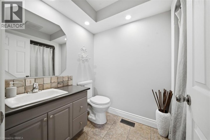 Photo 16 at 62 Donegal Drive, Donegal / Mcguiness, Brantford