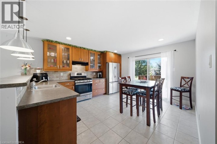 Photo 11 at 62 Donegal Drive, Donegal / Mcguiness, Brantford