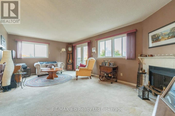 Photo 10 at 8 - 19 Wren Court, Tillsonburg