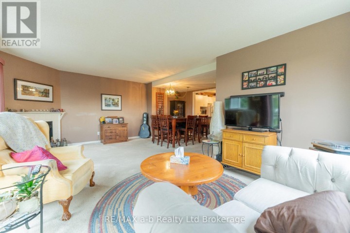 Photo 11 at 8 - 19 Wren Court, Tillsonburg