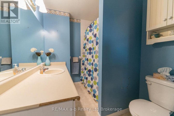 Photo 14 at 8 - 19 Wren Court, Tillsonburg
