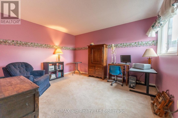 Photo 15 at 8 - 19 Wren Court, Tillsonburg