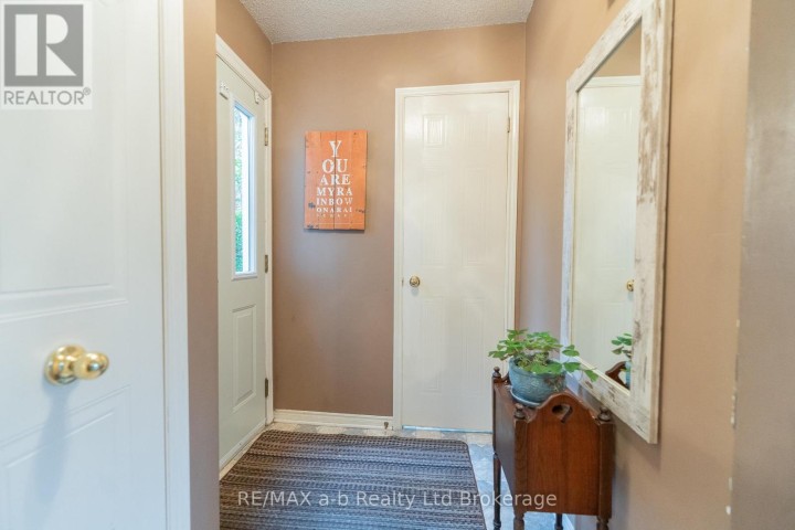 Photo 3 at 8 - 19 Wren Court, Tillsonburg